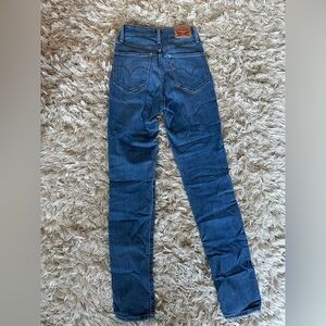 Levi’s High Rise Skinny Medium Wash Stretchy Jeans